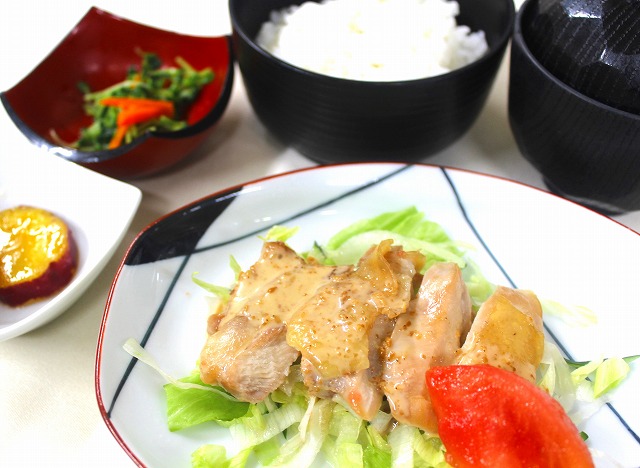 鶏肉の胡麻だれかけ